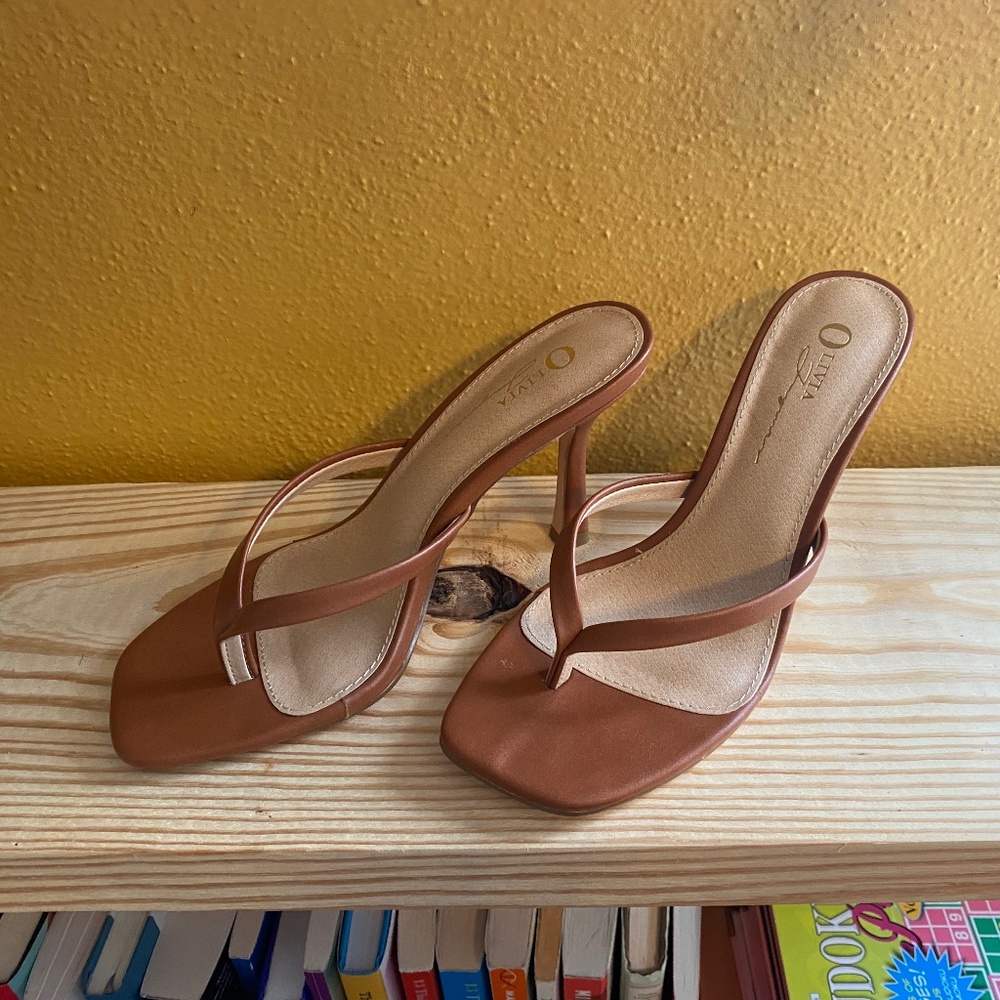 Cognac thong sandals